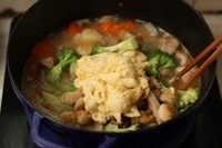 奶油炖菜,用筷子插过土豆,土豆软熟之后加入鸡腿,西兰花,白酱一起拌匀。