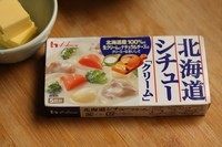 奶油炖菜,市面上有这样直接奶油炖菜的调料块,类似咖喱的调料块,我家里有的这种还是加了芝士的。