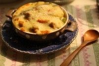 奶油炖菜,隔夜的奶油炖菜和米饭,放在一起,表面撒上芝士烤一下,就变成了白酱焗饭,也是很好吃的。