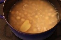 鲜莲子瘦肉水,加盐调味即可。