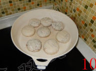 黑芝麻肉松饼 ,平底锅烧热,倒入少许油,将其放入,小火,煎至金黄色