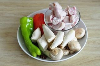 菌菇烧猪蹄,原料