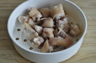菌菇烧猪蹄,<a style='color:red;display:inline-block;' href='/shicai/ 413'>猪蹄</a>切小块焯水捞出洗净备用