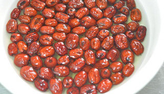 枣花馍,<a style='color:red;display:inline-block;' href='/shicai/ 107375'>小红枣</a>先清洗一下,用温水泡发待用