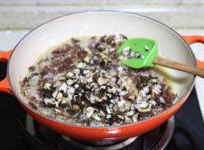 港式腊味饭,加入香菇丁,继续炒1-2分钟