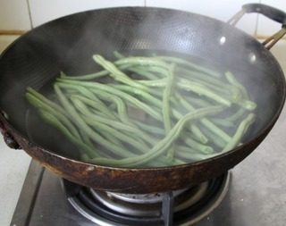 猪肉豆角锅贴,<a style='color:red;display:inline-block;' href='/shicai/ 3639'>豆角</a>洗净放入开水锅中焯一下,捞出过凉水。剁碎