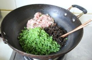 猪肉豆角锅贴,<a style='color:red;display:inline-block;' href='/shicai/ 136'>黑木耳</a>洗净剁碎和猪肉馅,豆角一起混合