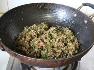 猪肉豆角锅贴,加入胡椒粉,盐,香油,生抽,老抽,香油拌匀,中间加入三次水拌匀