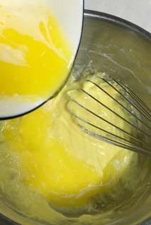 炼乳玛德琳 ,加入融化的黄油拌匀