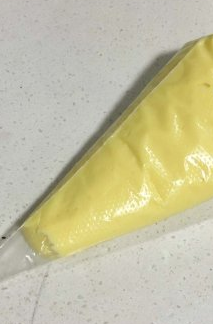 炼乳玛德琳 ,装入裱花袋