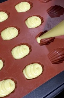 炼乳玛德琳 ,挤入模子