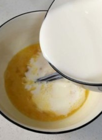 牛奶炖蛋,热好的牛奶倒入打散的鸡蛋液中,充分打匀后过筛,