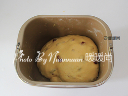 南瓜蔓越莓排包,将沥干水分的蔓越莓干同面团揉匀,盖上湿毛巾,放入烤箱启动发酵模式发酵60分钟至面团变为原来大小的2-2.5倍大。