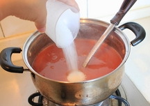 自制山楂糕,将料理机打过的山楂酱倒回汤锅内,放入120g的<a style='color:red;display:inline-block;' href='/shicai/ 869'>白砂糖</a>,继续小火熬制。