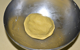 椰香芒果挞,加入蛋水液揉成光滑的面团,盖保鲜膜放入冰箱冷藏3个小时。