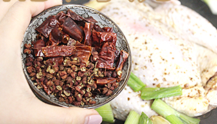 椒麻鸡,将腌好的鸡与冷水放入锅中，加入<a style='color:red;display:inline-block;' href='/shicai/ 3250'>葱</a>段、<a style='color:red;display:inline-block;' href='/shicai/ 37'>姜</a>、<a style='color:red;display:inline-block;' href='/shicai/ 86474'>干辣椒</a>和花椒粒，大火煮开后，盖上盖子转中小火煮20-30min（中间翻一次身）