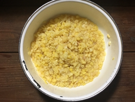 绿豆糕,浸泡好的绿豆放锅里蒸熟