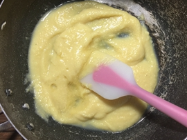 绿豆糕,锅里倒入麻油,并将搅打好的绿豆泥倒入锅里