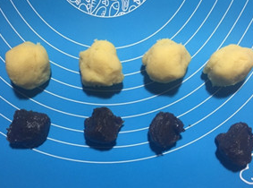 绿豆糕,将炒好的绿豆泥和枣泥馅分别分割成25克和15克的小剂子