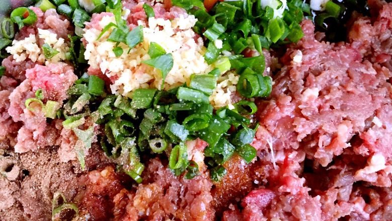红烧牛肉丸,<a style='color:red;display:inline-block;' href='/shicai/ 216'>牛肉</a>剁成泥，加<a style='color:red;display:inline-block;' href='/shicai/ 9'>鸡蛋</a>，<a style='color:red;display:inline-block;' href='/shicai/ 3250'>葱</a>，姜末，盐，<a style='color:red;display:inline-block;' href='/shicai/ 10588'>糖</a>，<a style='color:red;display:inline-block;' href='/shicai/ 718'>料酒</a>，<a style='color:red;display:inline-block;' href='/shicai/ 788'>生抽</a>，<a style='color:red;display:inline-block;' href='/shicai/ 5506'>麻油</a>，生淀粉顺着一个方向搅拌上劲。