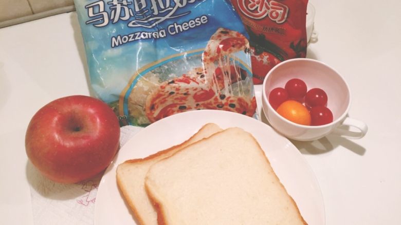 【超简单】土司披萨,准备好材料✨烤箱200度、上下火、预热10分钟！