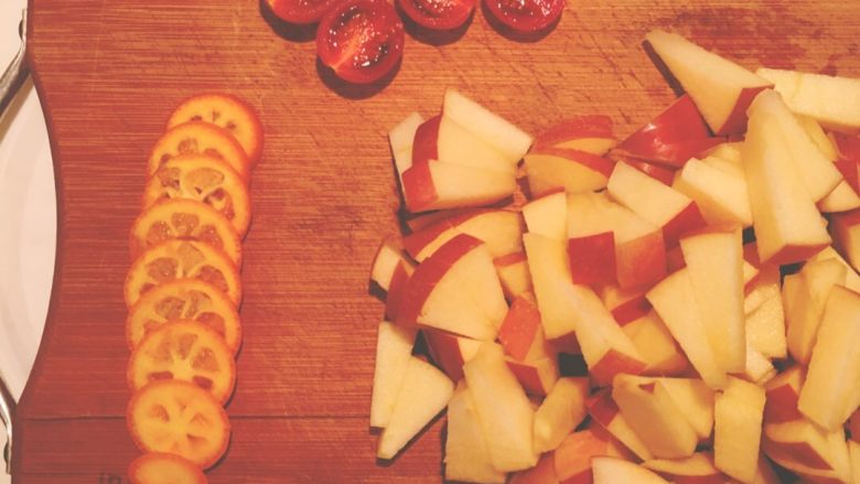 【超简单】土司披萨,把刚才的材料依次切好，<a style='color:red;display:inline-block;' href='/shicai/ 437'>火腿肠</a>忘拍了😋<a style='color:red;display:inline-block;' href='/shicai/ 591'>苹果</a>切小块，因为吐司本身面积小，小块更方便烤。