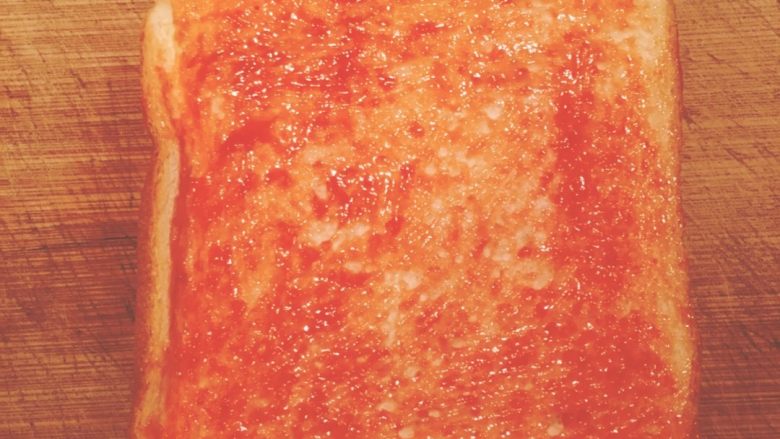 【超简单】土司披萨,拿出吐司抹匀<a style='color:red;display:inline-block;' href='/shicai/ 699'>番茄酱</a>（当然有披萨酱更好哦）😄