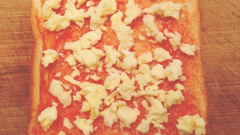 【超简单】土司披萨,放上一层马苏里拉奶酪，我的放冰箱里有点硬，还没缓好，有芝士片更好哈，一片就搞定了。