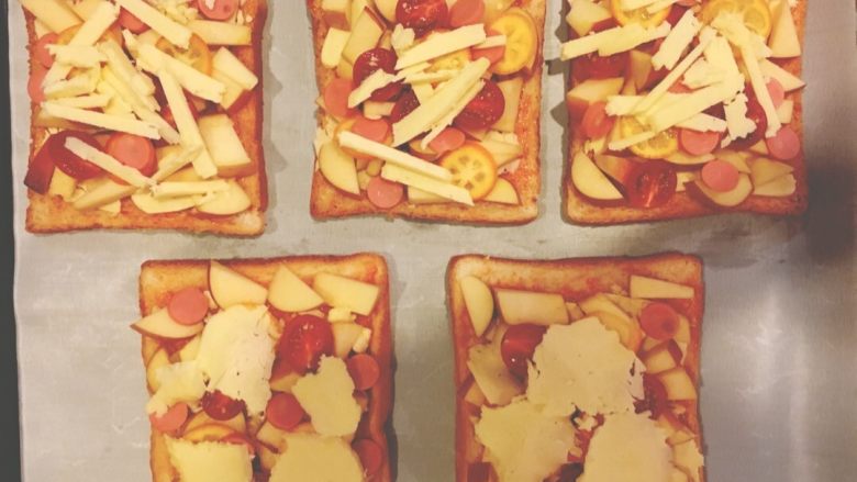 【超简单】土司披萨,摆好以后，上面放上奶酪，有芝士片的放一片即可。