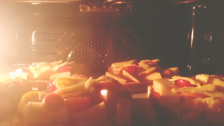 【超简单】土司披萨,上烤箱，上下火烤10分钟，快到10分钟的时候，打开烤箱再加一层芝士，这样芝士会有很好的拉丝效果哦😄