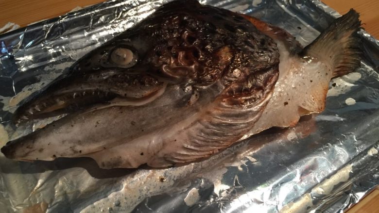 盐烧三文鱼头,用寿司酱油、白萝卜泥混和少许柠檬汁的蘸汁一起吃最美味。