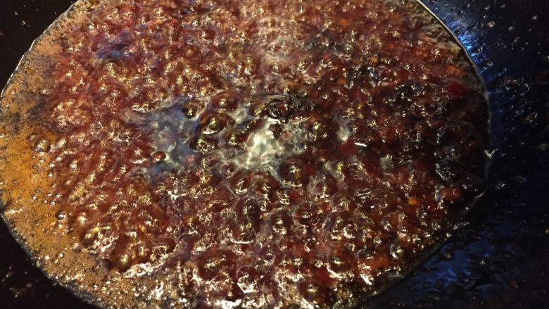 水煮肉片,热锅冷油，油热加入干辣椒，八角，火锅底料炒出红油，加入剁碎的豆瓣酱，小火炒出香味
