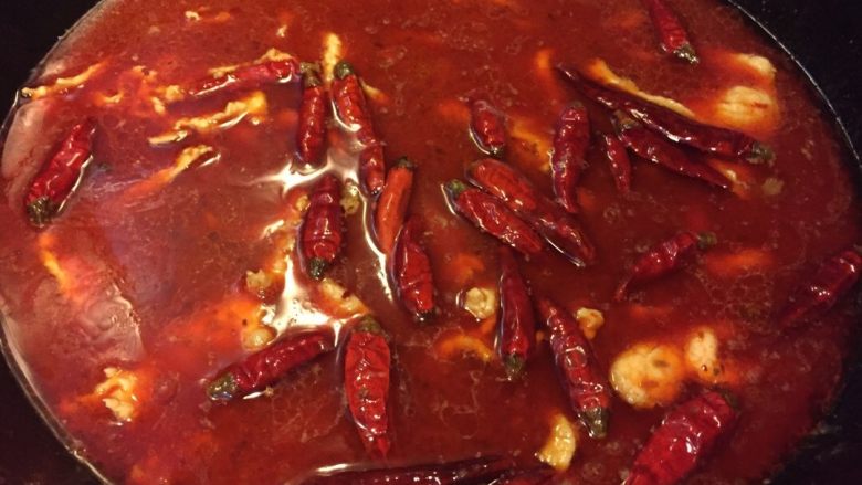 水煮肉片,加入腌制好的肉片，大火烧开锅再煮一到两分钟（不要时间太长，肉要嫩嫩的才好吃）
