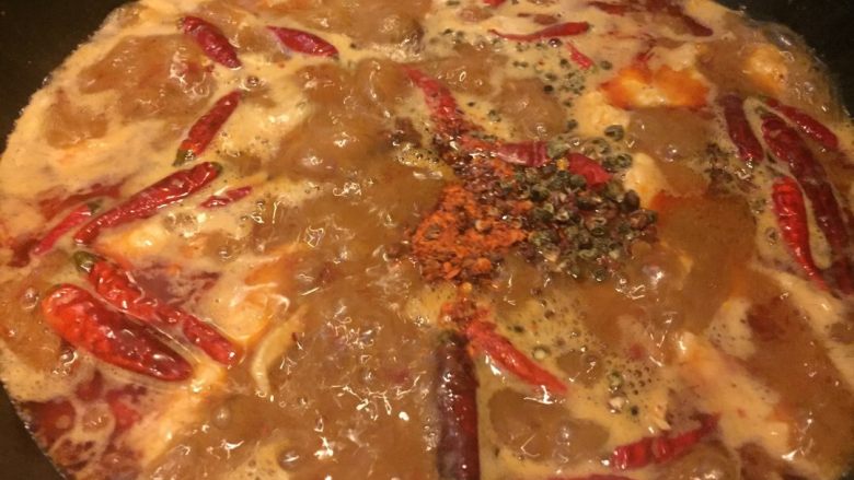 水煮肉片,加入花椒麻椒和家麻家辣辣椒面 
