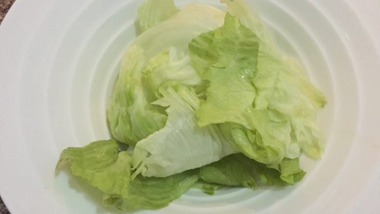 水煮肉片,圆<a style='color:red;display:inline-block;' href='/shicai/ 121'>生菜</a>放入容器中
