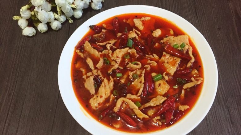 水煮肉片,将煮好的肉和汤浇在生菜上，撒适量鸡精，美味的水煮肉片，麻辣的诱惑，舌尖的辣爽。