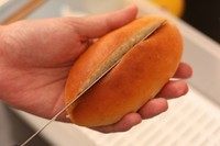 热狗胚,170度烤箱预热,烤制15分钟左右