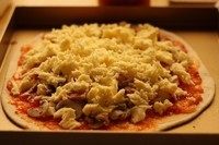 薄底pizza,抹上自制酱,放上自己喜欢吃的材料,大量芝士。烤箱200度烤15分钟左右。