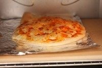 薄底pizza,玛格丽特pizza,只放pizza酱和大量芝士。当然几种芝士混合会更好吃。烤箱提前预热石板,放入pizza就能做出脆底的效果。