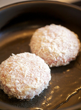 芝心肉饼,将肉饼入锅中火煎