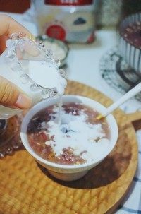 燕麦五福粥,少许牛奶增加些许奶香味~ 冬天浓粥和牛奶更配哟~