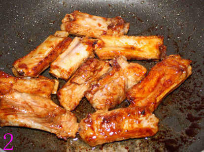 小土豆烧排骨,<a style='color:red;display:inline-block;' href='/shicai/ 434'>排骨</a>洗净斩成块,锅中水烧开后加入<a style='color:red;display:inline-block;' href='/shicai/ 434'>排骨</a>、<a style='color:red;display:inline-block;' href='/shicai/ 718'>料酒</a>煮沸捞起备用;冷锅中倒入适量的油,放入<a style='color:red;display:inline-block;' href='/shicai/ 10588'>糖</a>不断翻炒,直到<a style='color:red;display:inline-block;' href='/shicai/ 10588'>糖</a>融化,变成暗红色的泡泡,关火。放入<a style='color:red;display:inline-block;' href='/shicai/ 434'>排骨</a>,使其每一块都充满沾到<a style='color:red;display:inline-block;' href='/shicai/ 10588'>糖</a>色。因为<a style='color:red;display:inline-block;' href='/shicai/ 10588'>糖</a>融化后,即使关火还是会继续沸腾,所以不要把温度烧得太高,以免<a style='color:red;display:inline-block;' href='/shicai/ 10588'>糖</a>泡焦糊