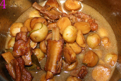 小土豆烧排骨,大火煮1个小时,随后转小火;待排骨7分熟的时候加入小土豆,土豆软烂即可