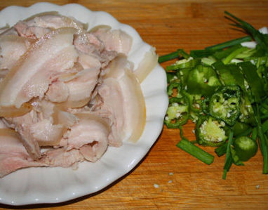 川味回锅肉,将五花肉洗干净，拔去肉皮上的小毛（或将肉皮面放在烧热的锅中烫）。把五花肉放入水锅内煮15分钟左右，用筷子可插入即可。将煮好的五花肉放至冷却，可放入冰箱冷藏。（冷藏后的肉切片更容易）将<a style='color:red;display:inline-block;' href='/shicai/ 61'>青椒</a>、<a style='color:red;display:inline-block;' href='/shicai/ 85026'>青蒜苗</a>洗净切片备用