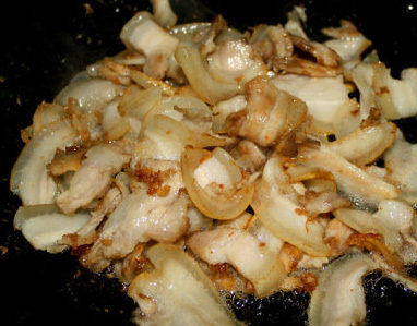 川味回锅肉,炒锅内放入少许油，放入切好的肉片，用小火煸炒至肉片出油并卷曲（成灯盏状），这个步骤相当重要，回锅肉的成败就在此一举