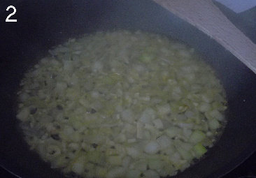 菠菜蓝乳酪意面,喷入<a style='color:red;display:inline-block;' href='/shicai/ 898'>白葡萄酒</a>,煮到几乎全部散发