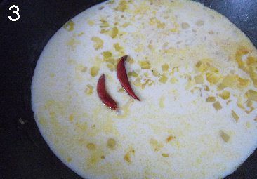 菠菜蓝乳酪意面,倒入牛奶，放入<a style='color:red;display:inline-block;' href='/shicai/ 86474'>干辣椒</a>。<a style='color:red;display:inline-block;' href='/shicai/ 86474'>干辣椒</a>不要剪开，不然会太拉，夺了味道。上盖煮5分钟。同时开始煮面，面条比包装说明少煮2分钟。菠菜担水，备用