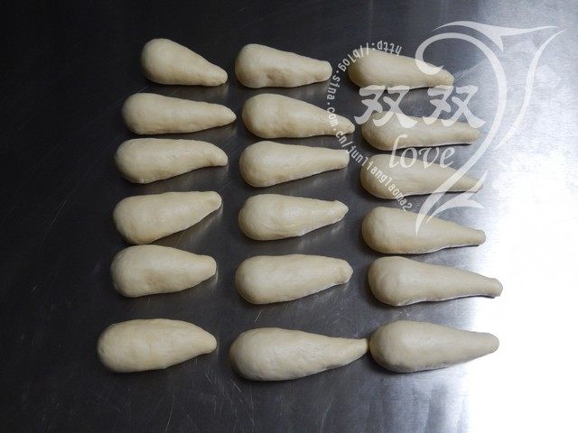 快速面包小布利 ,均分成18份,滚圆,盖保鲜膜松弛10分钟