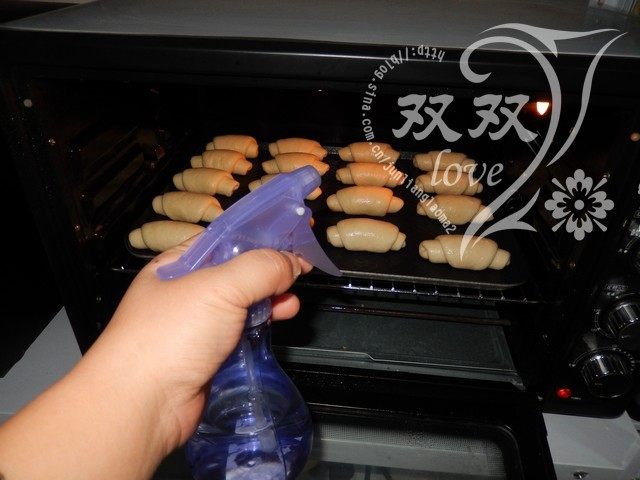 快速面包小布利 ,码在烤盘内,预留足够的空间,防止粘连