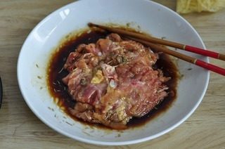 奶酪板栗烤鸡肉,<a style='color:red;display:inline-block;' href='/shicai/ 92'>鸡腿</a>去骨,用刀背捶平片。用盐,胡椒粉,橄榄油,蚝油,生抽腌十分钟